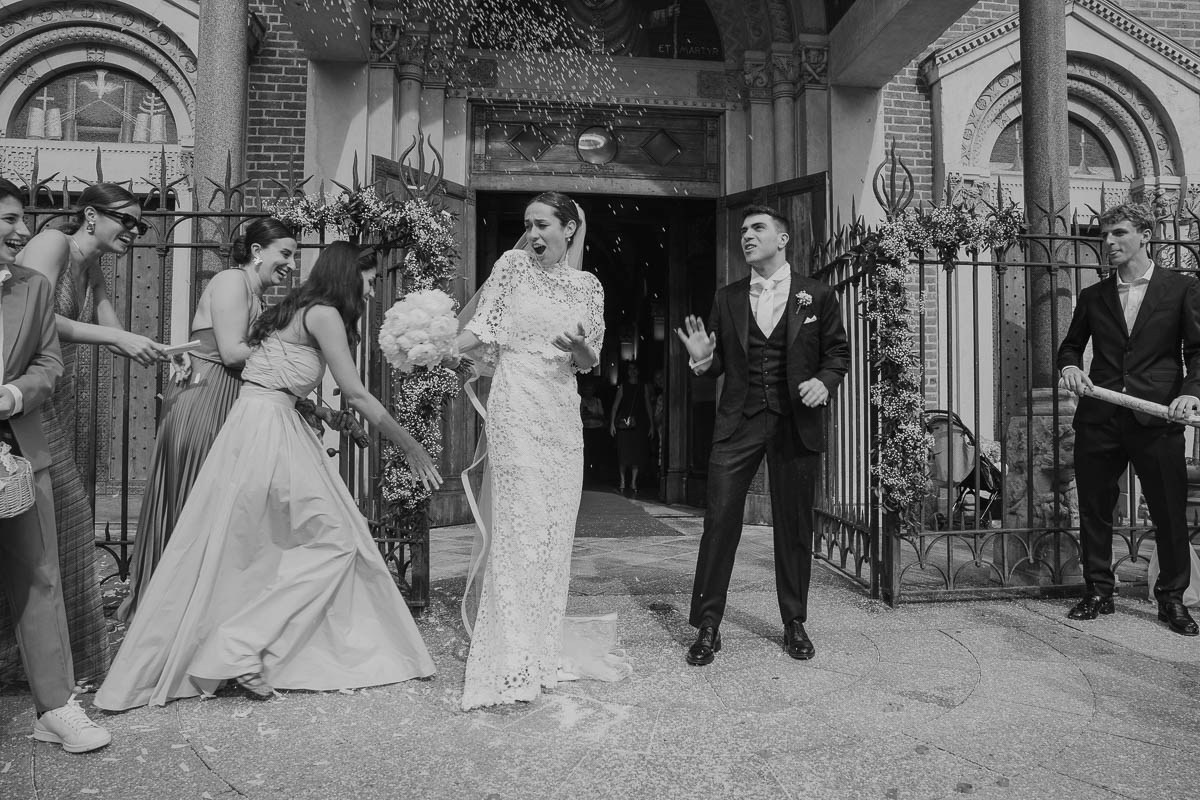 il lancio del riso- chiesa San Calimero - fotografia di matrimonio - Milano - Lombardia - curata da Lorenzo Mazzega Wedding Photographer
