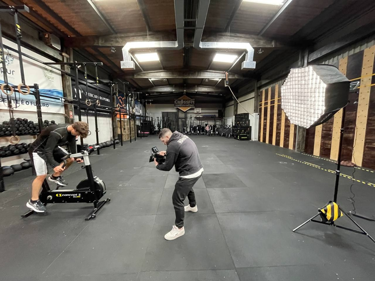 Fotografia de bastidores de videografia e fotografia desportiva com a equipa da Khave Media a filmar um atleta num ginásio