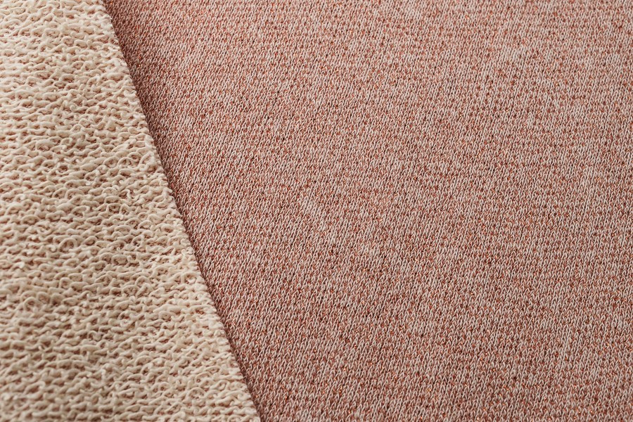 Fotografia de produto com combinação de duas texturas têxteis em tons bege e terracota, produzida pela Khave Media