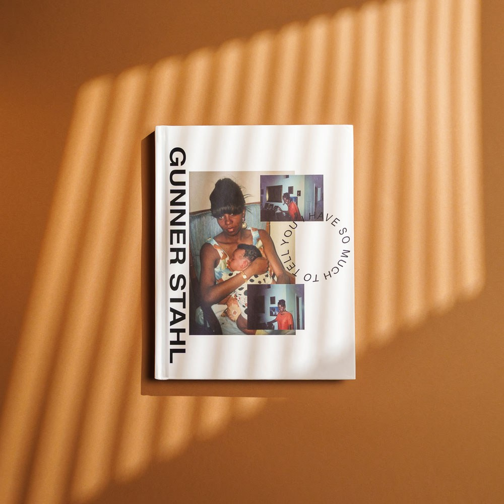 Fotografia criativa de produto de um livro sobre um fundo castanho com luz natural e sombras lineares acentuadas