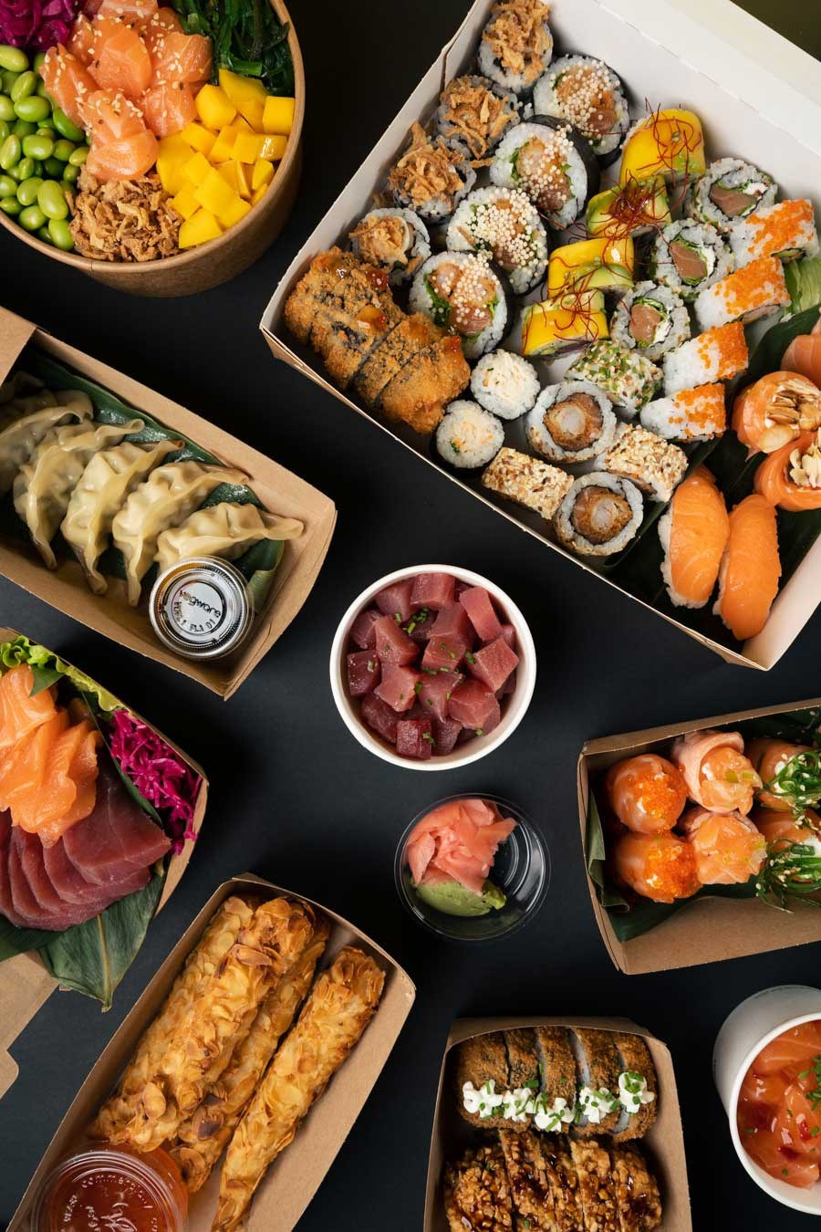 Fotografia de comida vista de cima com combinados de sushi e poke bowls pela Khave Media, empresa de produção de vídeo e fotografia no norte de Portugal