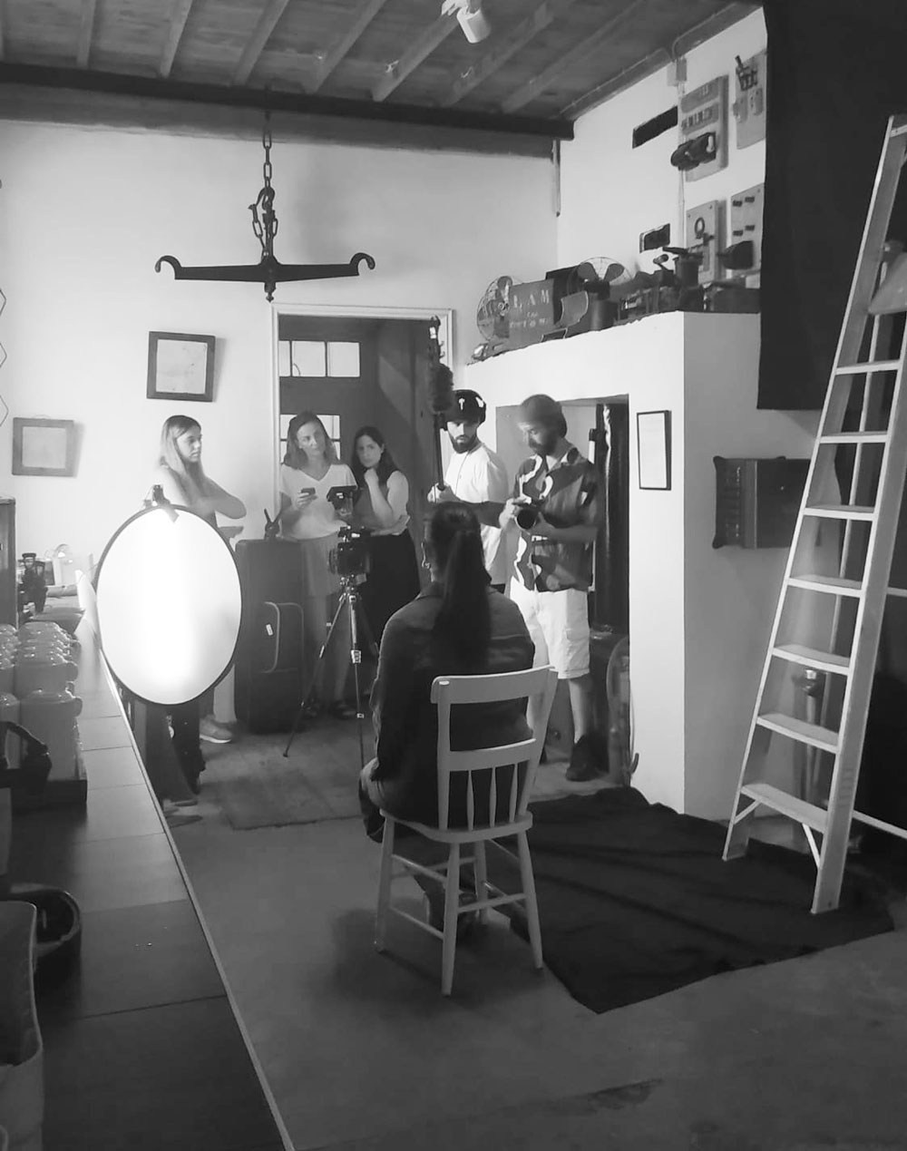 Fotografia de bastidores a preto e branco de uma sessão fotográfica em estúdio com iluminação profissional, realizada pela Khave Media