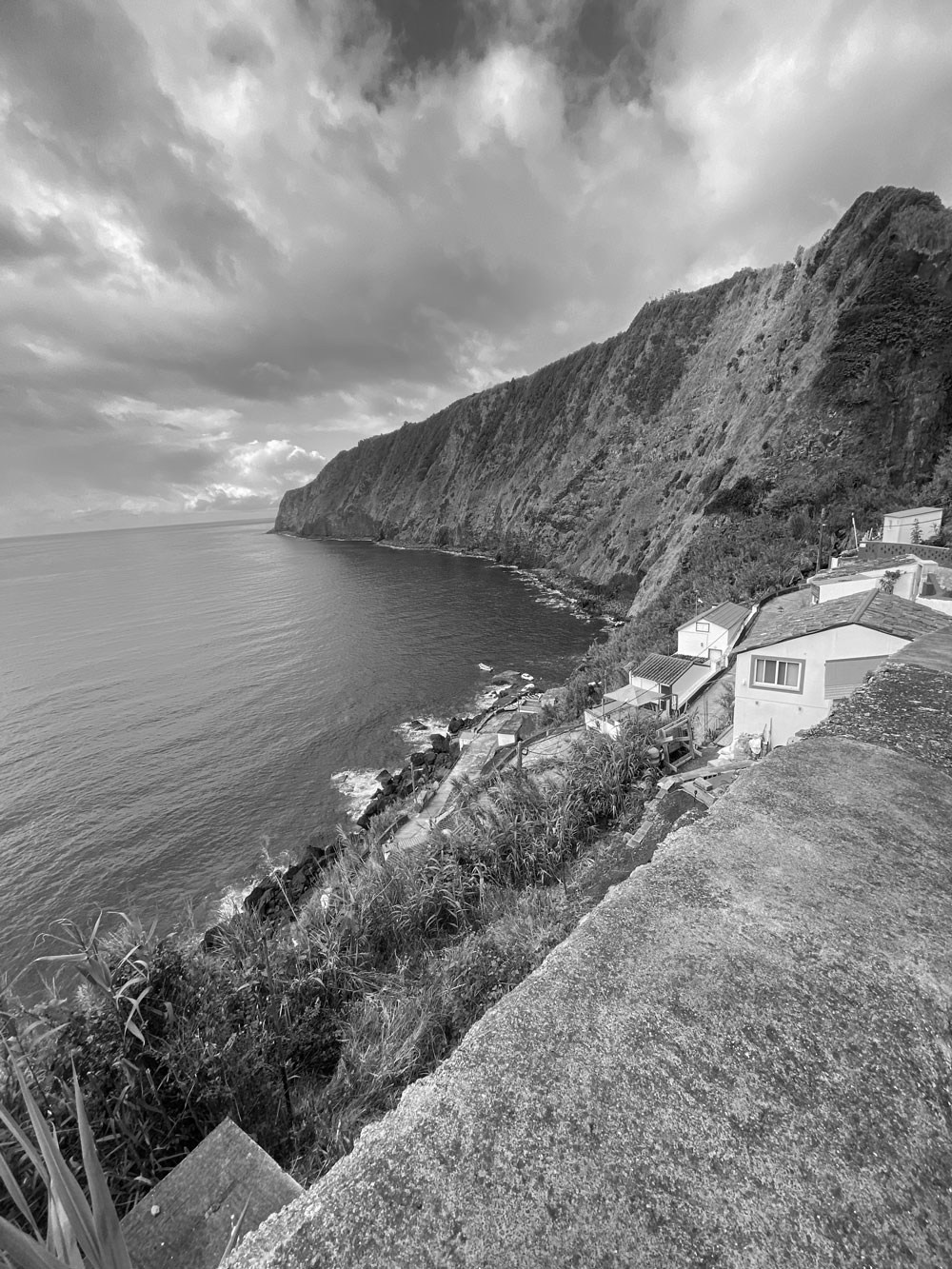 Fotografia de paisagem costeira a preto e branco com vista sobre falésias e o oceano em Portugal, captada pela Khave Media