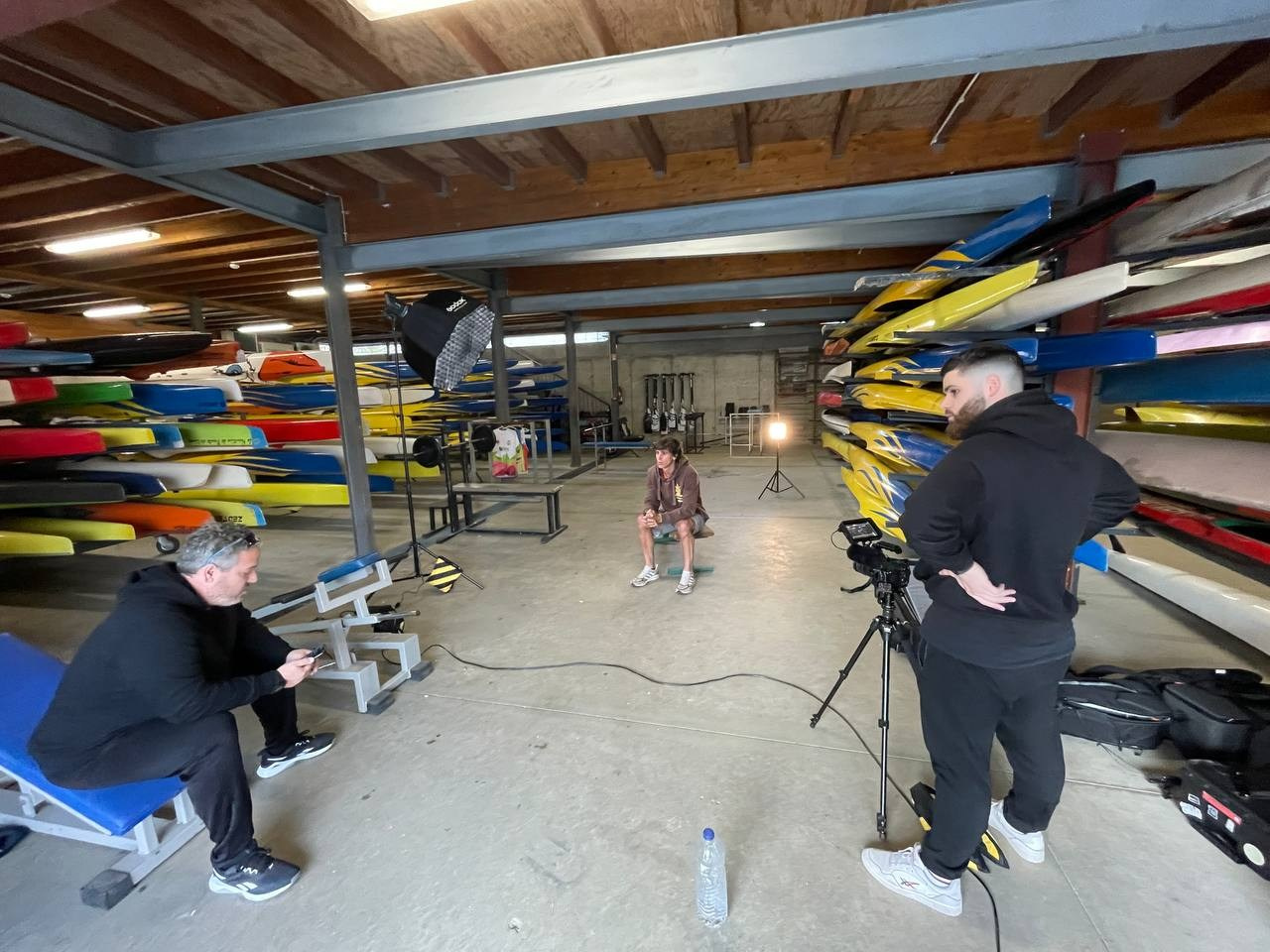 Fotografia de bastidores de filmagem num hangar de canoagem e remo, produzida no norte de Portugal pela Khave Media