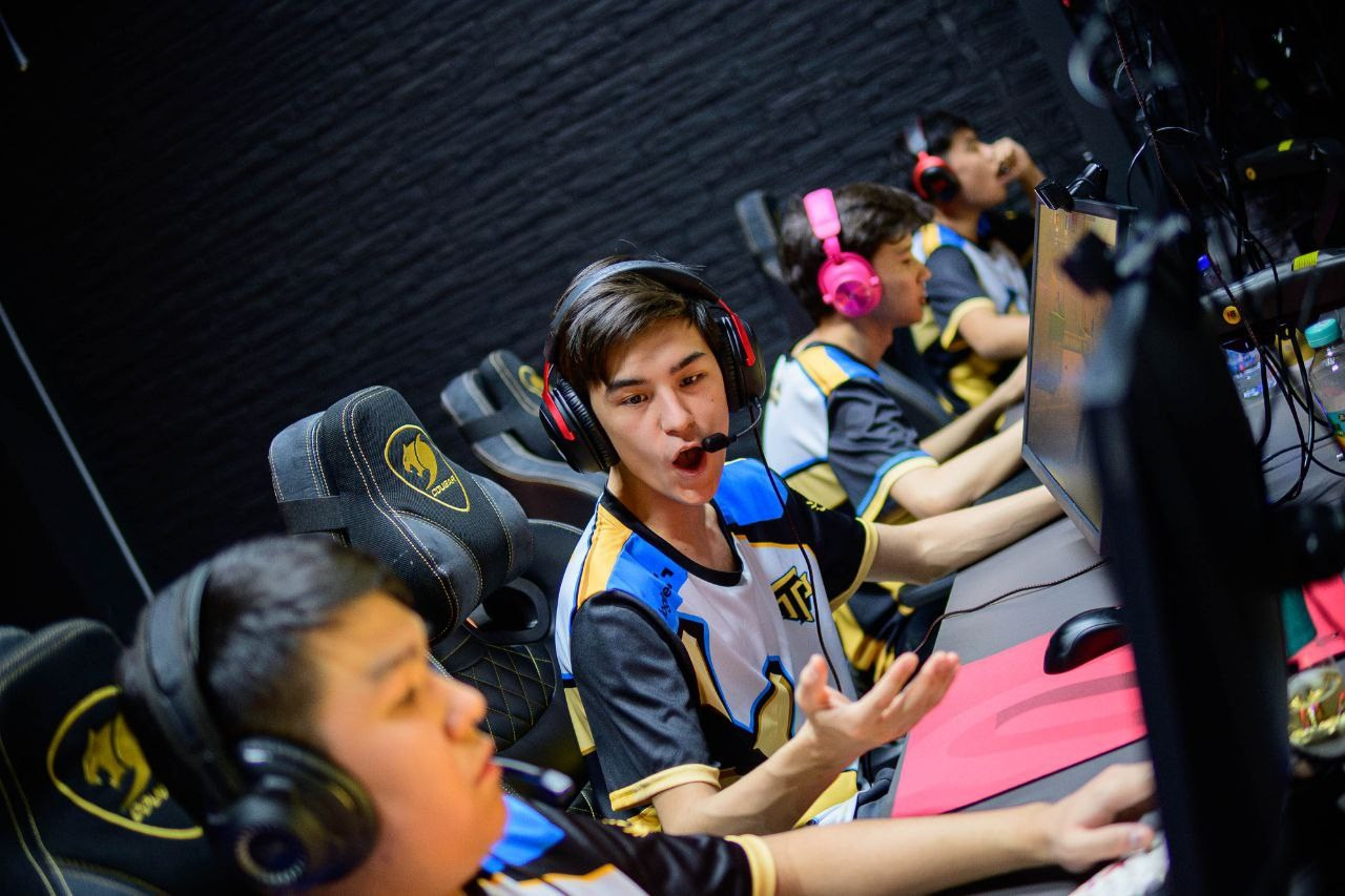 LanDaLan & FRAG & GLuck Yungstar & UCA