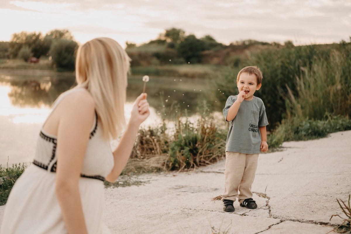Dijana, Relja i Teo / porodicno fotografisanje napolju. Deciji i porodicni fotograf u Beogradu Oksana Skendzic