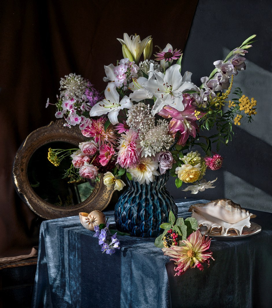 Натюрморт с белыми лилиями и ракушками