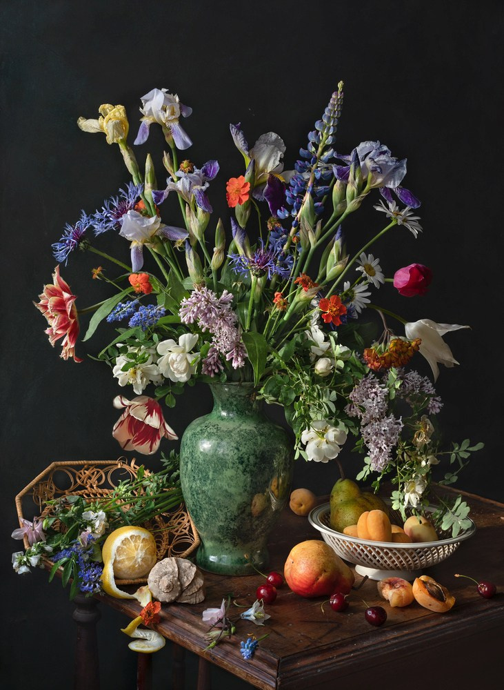 Натюрморт с ирисами, тюльпанами и фруктами