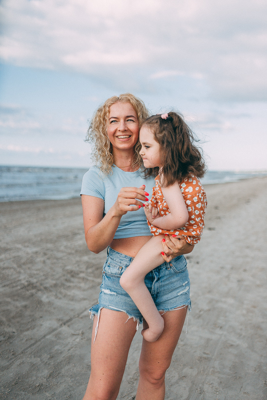 Mammas un meitas mīlestības fotostāsts pie jūras Jūrmalā. Fotogrāfs Rīgā — Katerina Gordik