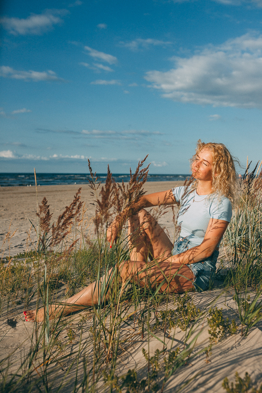 Mammas un meitas mīlestības fotostāsts pie jūras Jūrmalā. Fotogrāfs Rīgā — Katerina Gordik