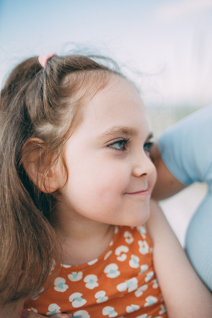 Mammas un meitas mīlestības fotostāsts pie jūras Jūrmalā. Fotogrāfs Rīgā — Katerina Gordik