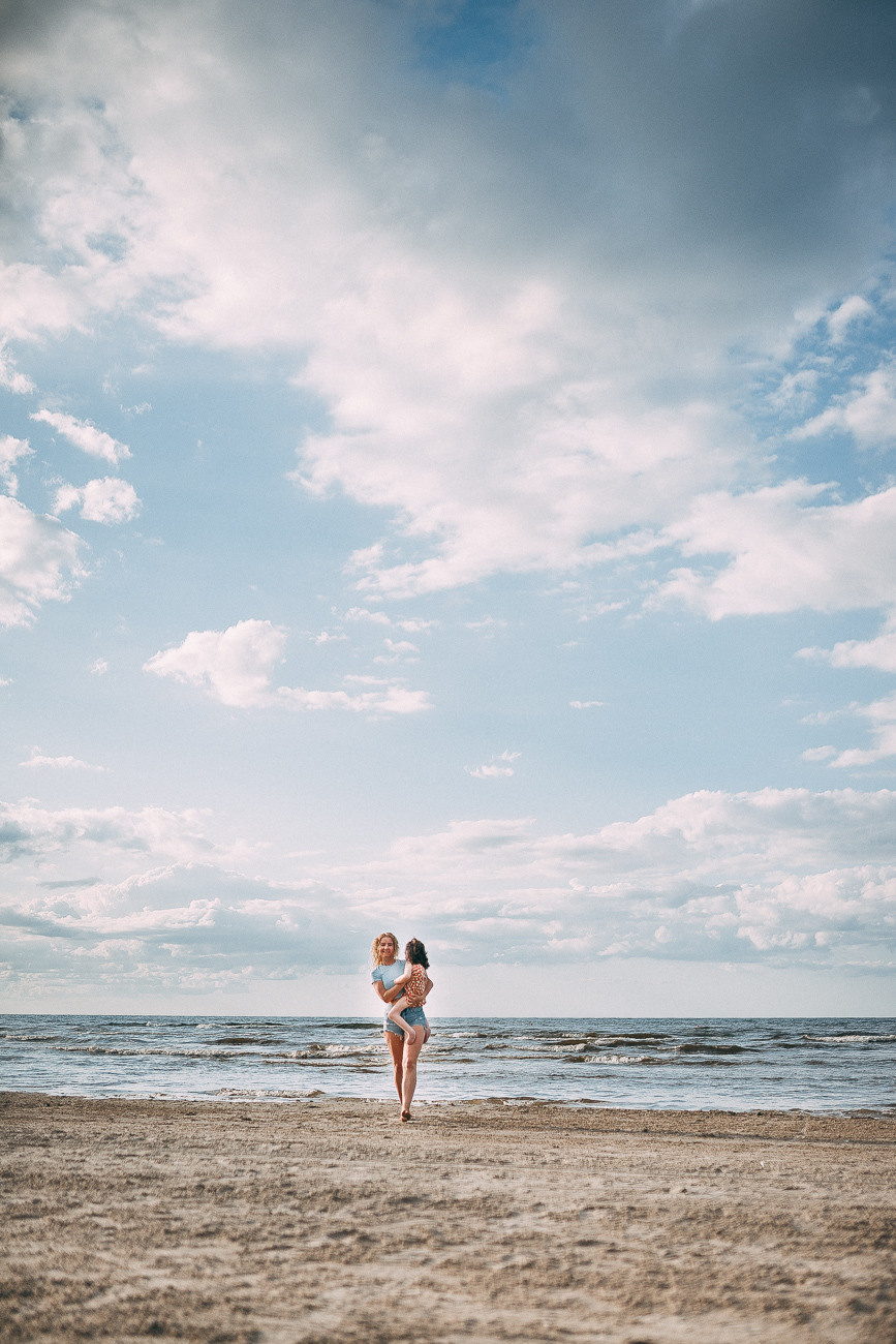 Mammas un meitas mīlestības fotostāsts pie jūras Jūrmalā. Fotogrāfs Rīgā — Katerina Gordik