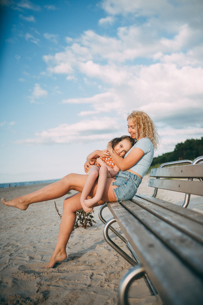 Mammas un meitas mīlestības fotostāsts pie jūras Jūrmalā. Fotogrāfs Rīgā — Katerina Gordik
