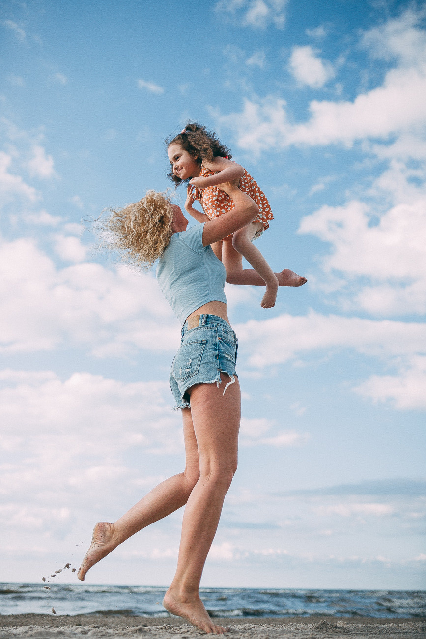 Mammas un meitas mīlestības fotostāsts pie jūras Jūrmalā. Fotogrāfs Rīgā — Katerina Gordik