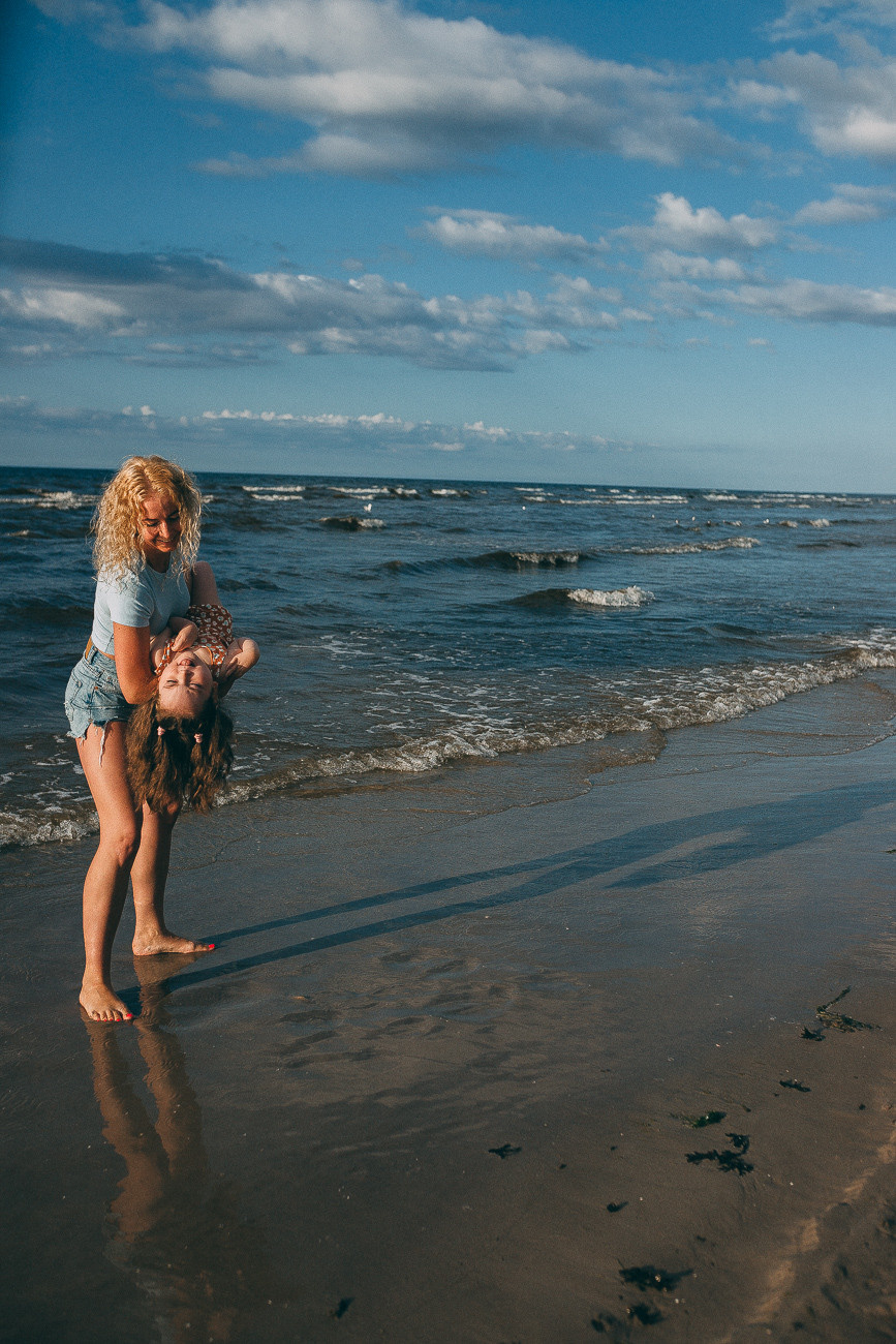 Mammas un meitas mīlestības fotostāsts pie jūras Jūrmalā. Fotogrāfs Rīgā — Katerina Gordik