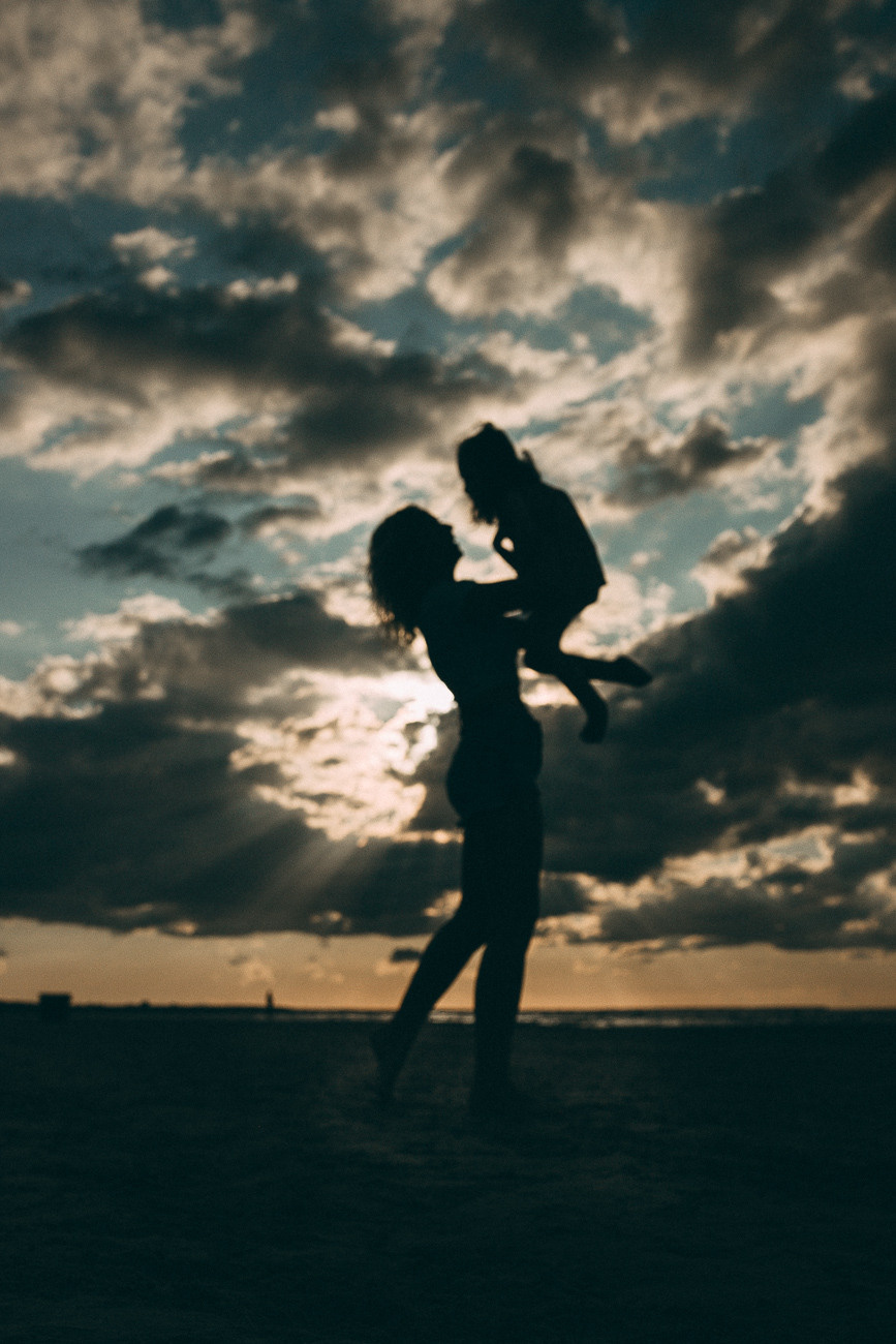 Mammas un meitas mīlestības fotostāsts pie jūras Jūrmalā. Fotogrāfs Rīgā — Katerina Gordik