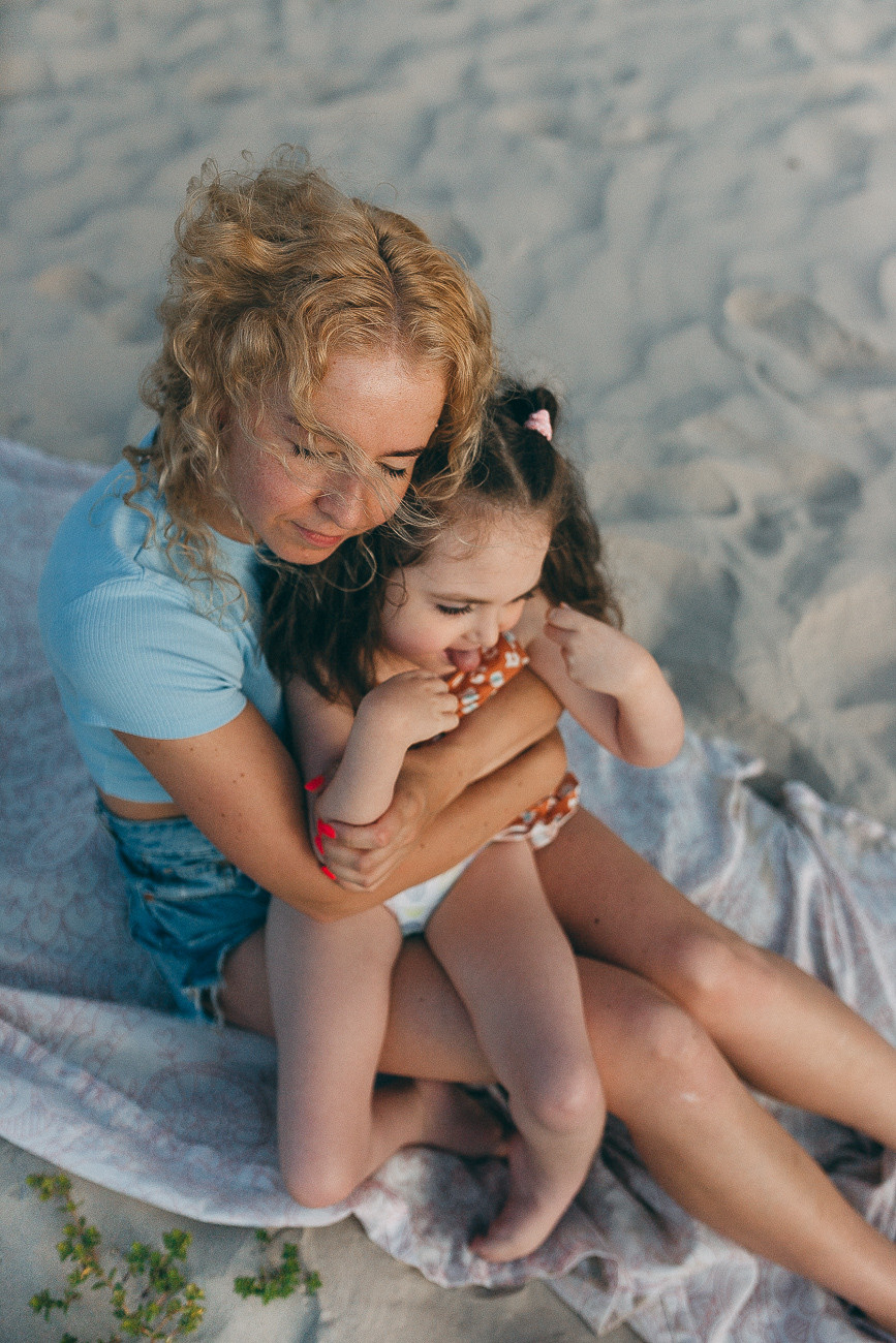 Mammas un meitas mīlestības fotostāsts pie jūras Jūrmalā. Fotogrāfs Rīgā — Katerina Gordik