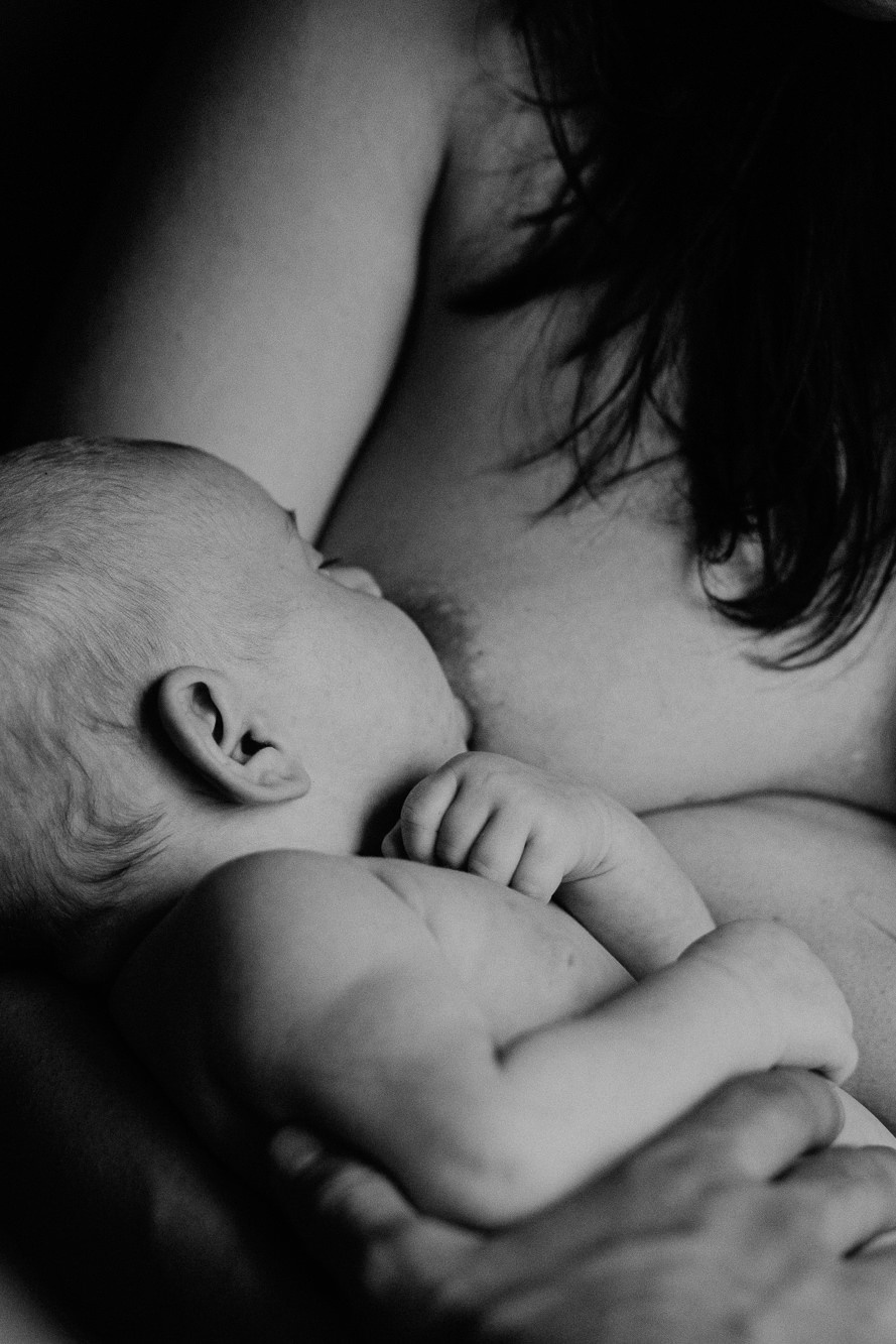 Jaundzimušā fotosesija mājās mammas