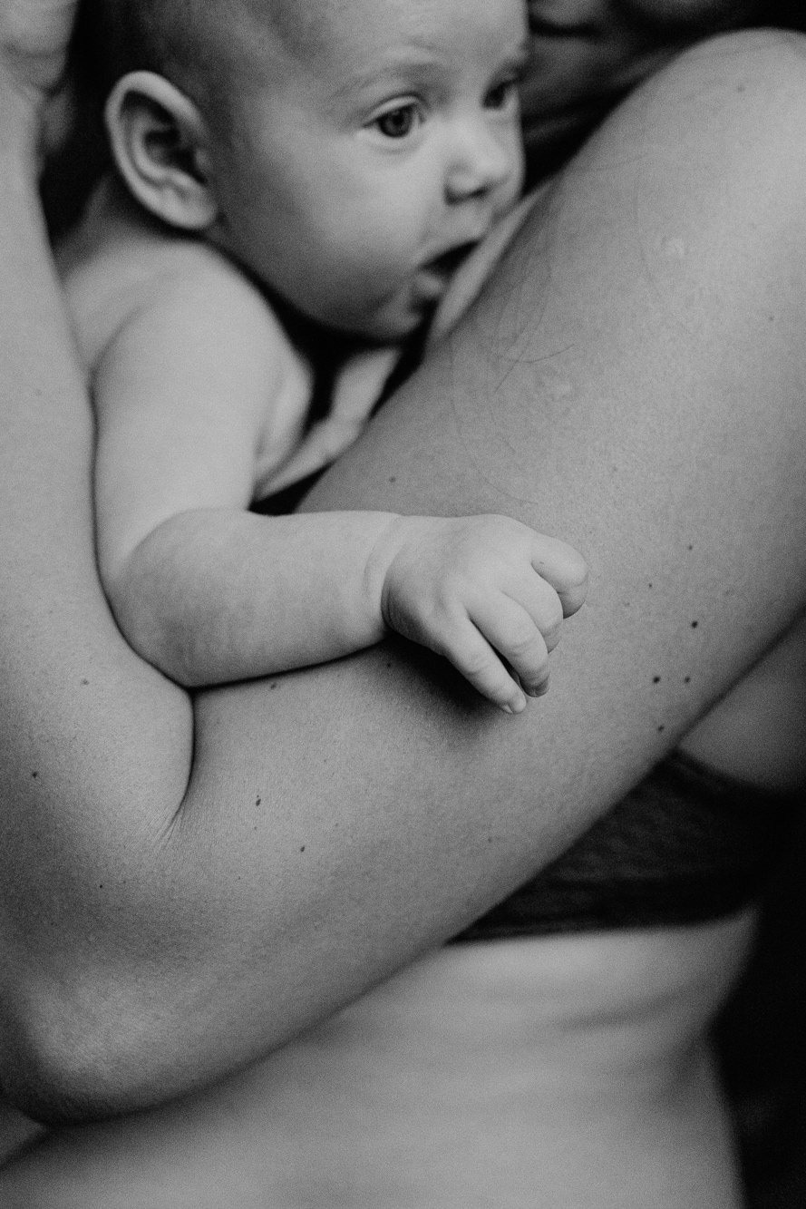 Jaundzimušā fotosesija mājās mammas