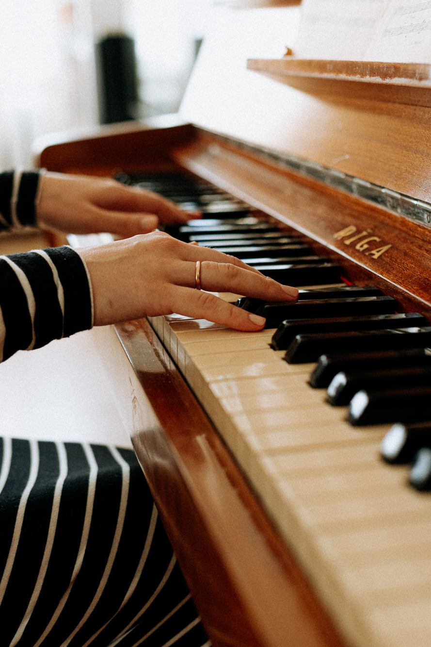 Gaidot mazuli ziemā ar klavierēm, karstu tēju un sniegpārslām