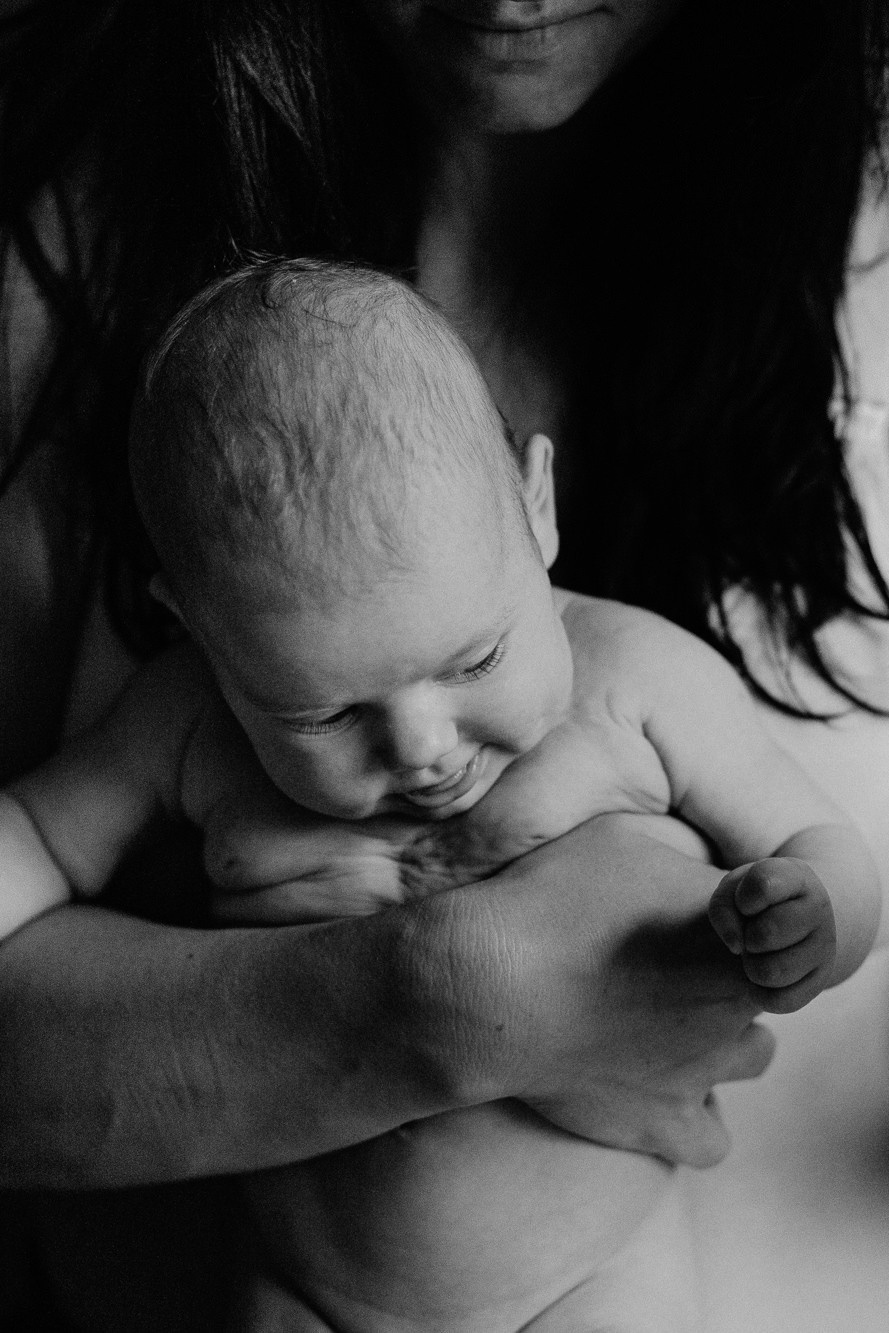 Jaundzimušā fotosesija mājās mammas