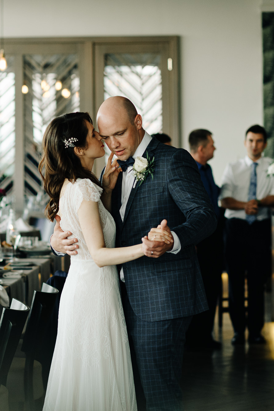 Kāzu diena Vecrīgā ar fotosesiju un īstiem draugiem