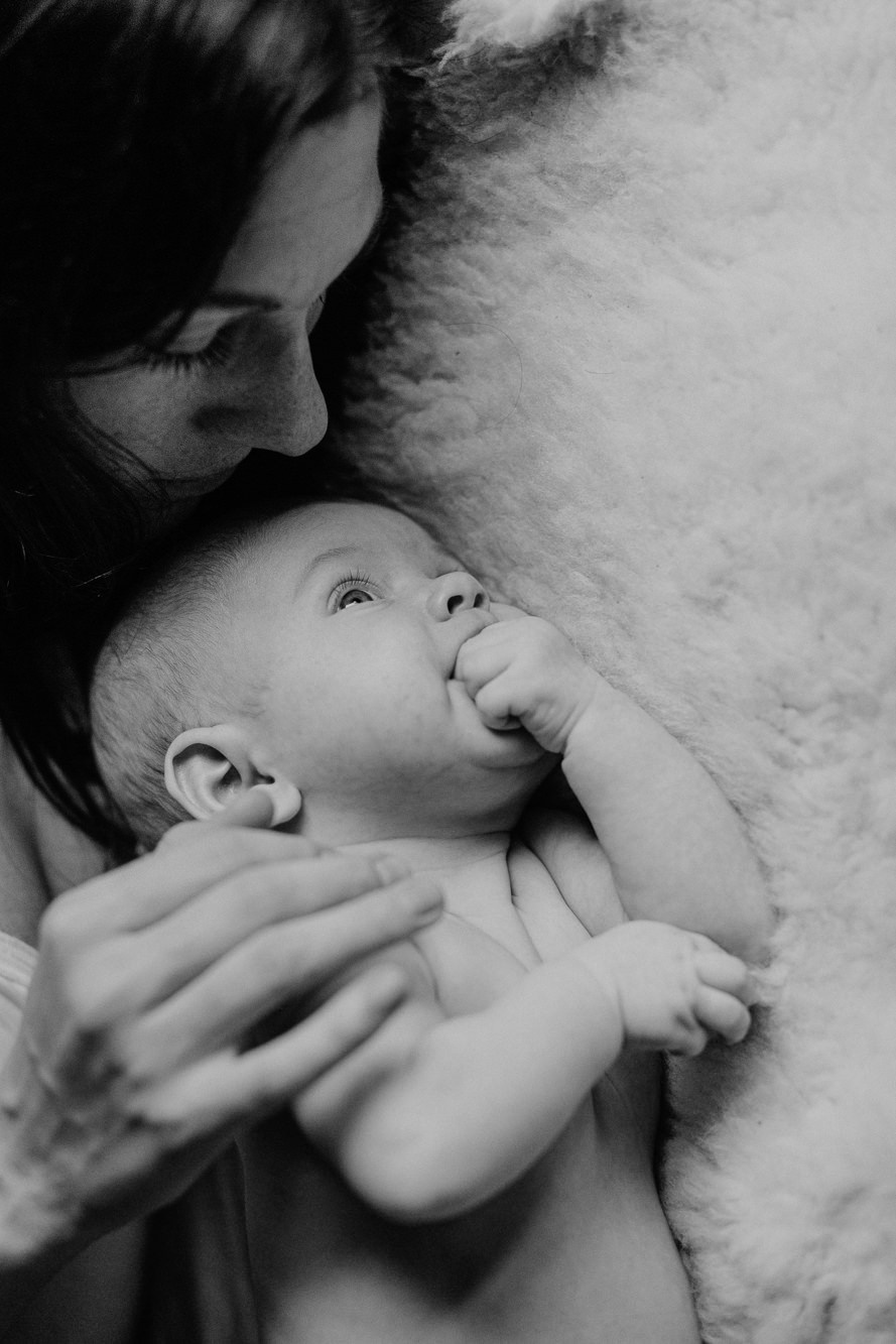 Jaundzimušā fotosesija mājās mammas