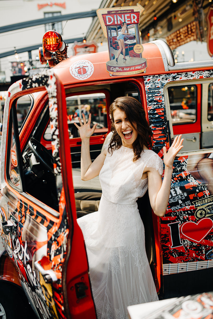 Kāzu diena Vecrīgā ar fotosesiju un īstiem draugiem