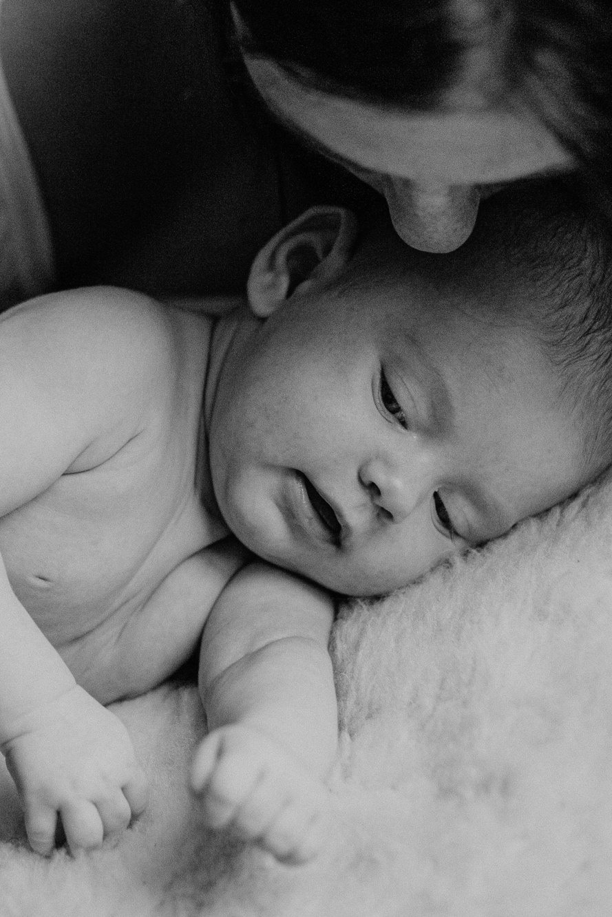 Jaundzimušā fotosesija mājās mammas