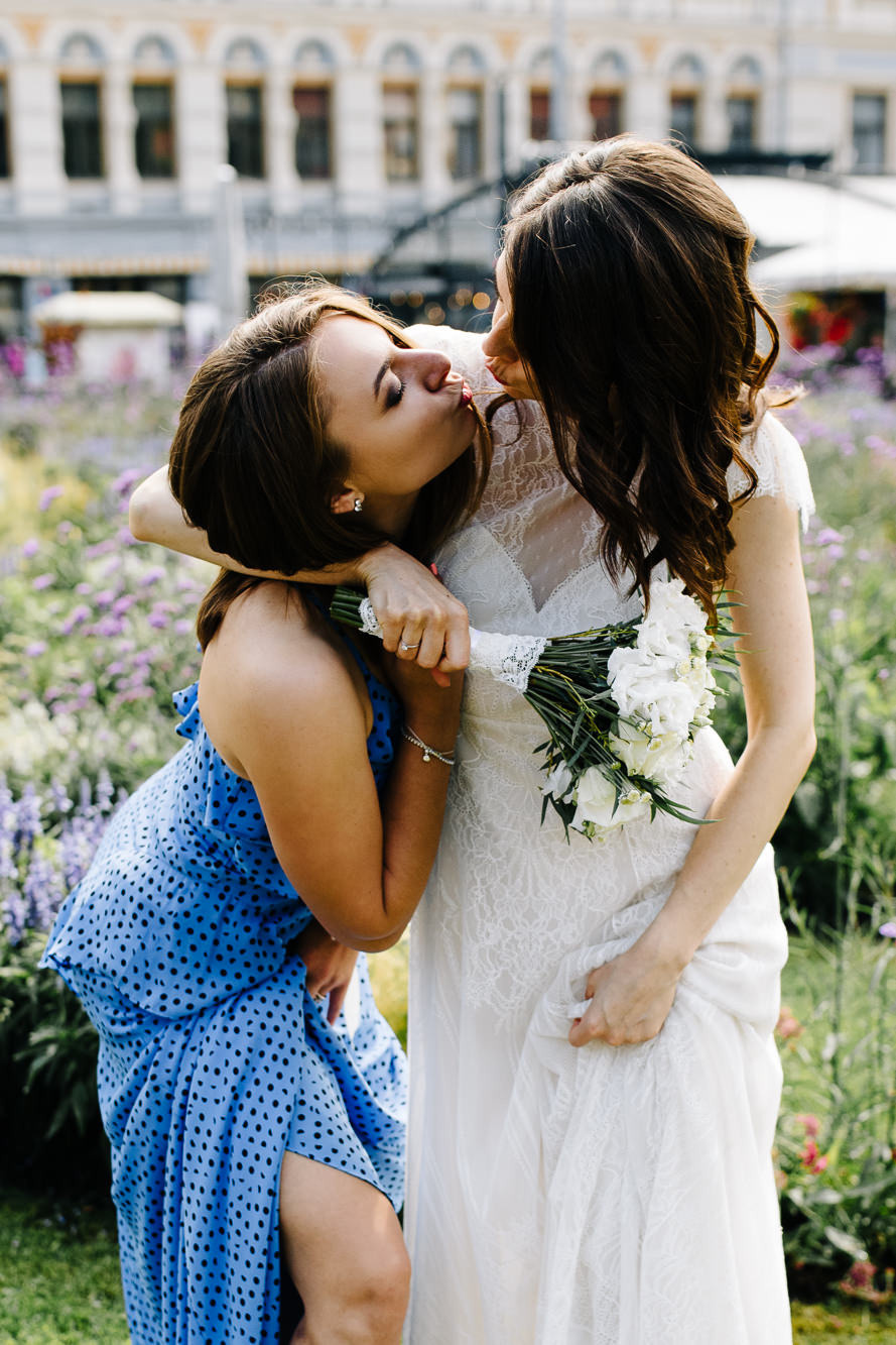 Kāzu diena Vecrīgā ar fotosesiju un īstiem draugiem