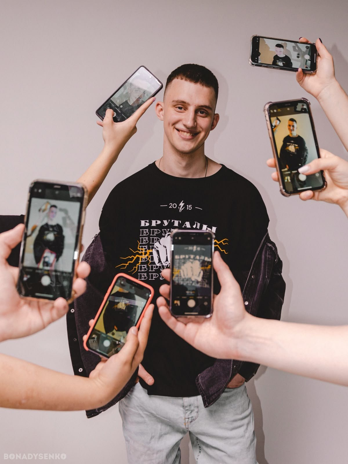 ПОРТРЕТ. СТУДИЯ. СМОТРЕТЬ ИДЕИ →. Фотограф в Таллинне — портретные, семейные и детские фотосессии