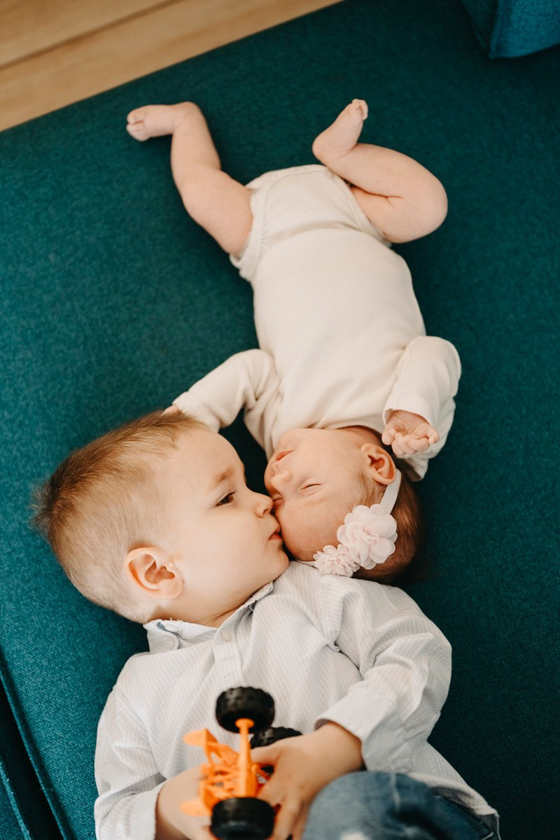 Fotografisanje bebe kod kuce — Milana, Milos, Marko i Mila. Deciji i porodicni fotograf u Beogradu Oksana Skendzic