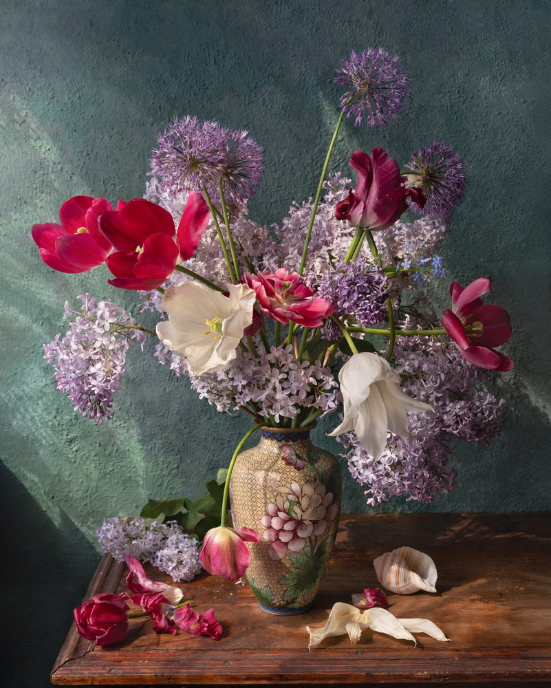 Натюрморт с тюльпанами и сиренью