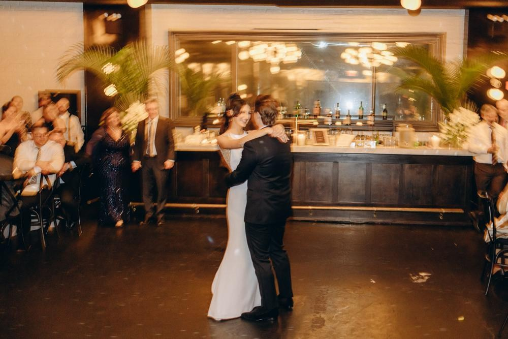 Булка и баща емоционален момент сълзи радост семейна връзка сватбена фотография България