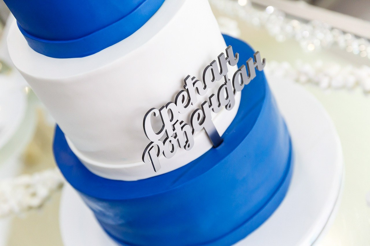 Elegantna torta sa plavim detaljima za 18. rođendan.