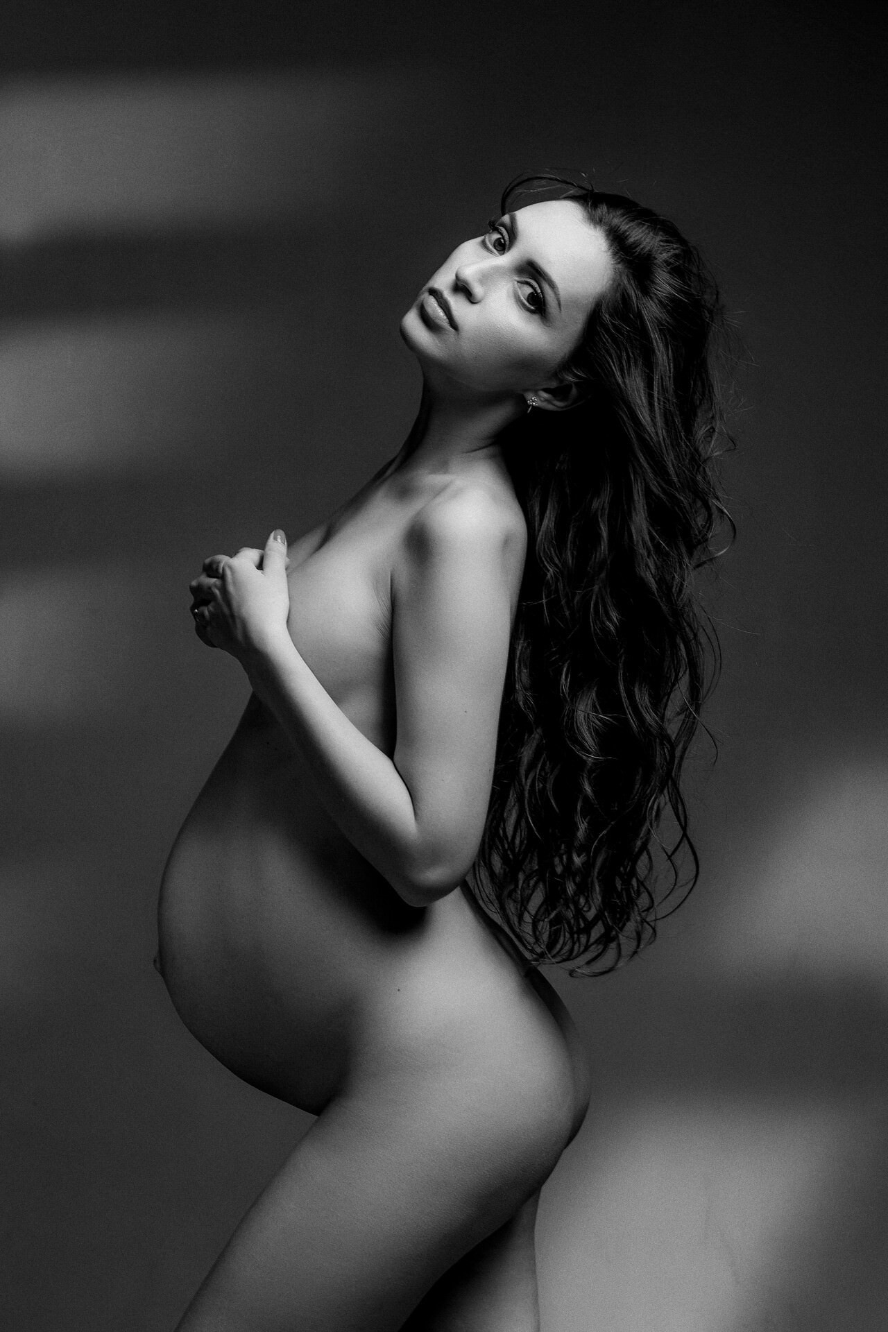 Schwangere Frau in schönem Studioklicht