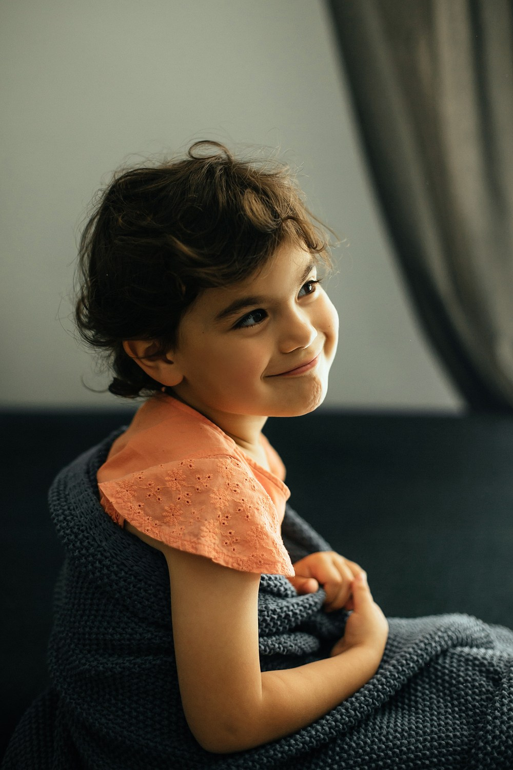 Mom&daughter at home. Family photographer in Israel