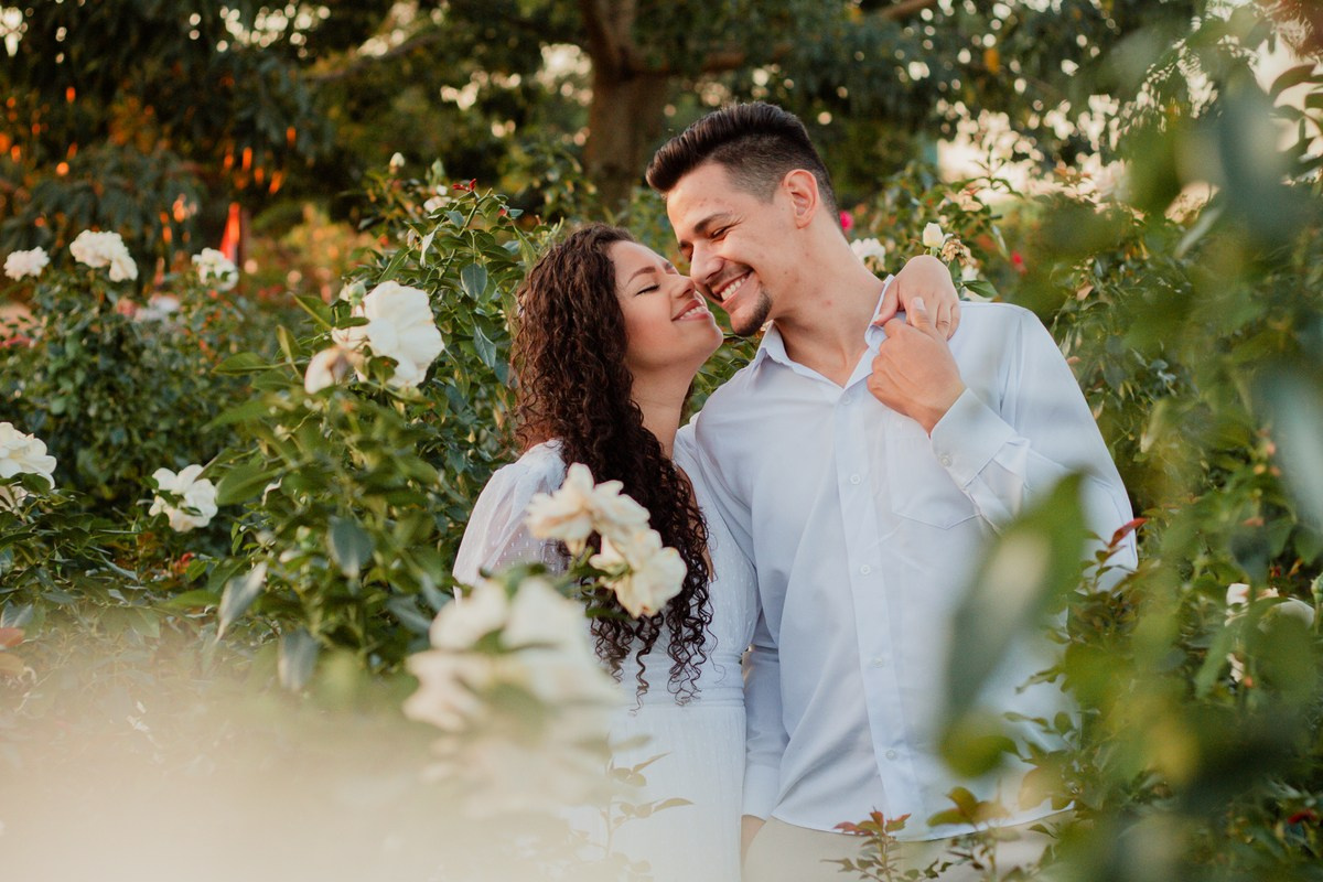 Ensaio de Casal em Holambra no Campo de Flores e Pôr do Sol | Joyce Maria Fotografia. Joyce Maria Fotografia | Fotógrafa em Holambra