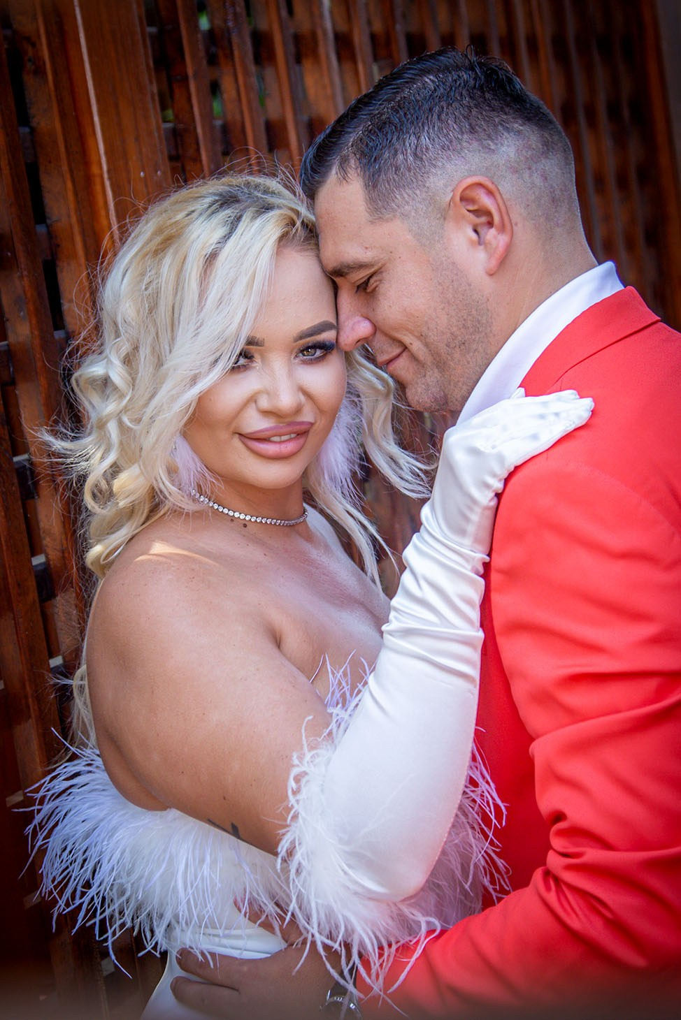 Fotograf nuntă București - Ședință foto cuplu, mireasa în rochie albă elegantă și mirele în costum roșu