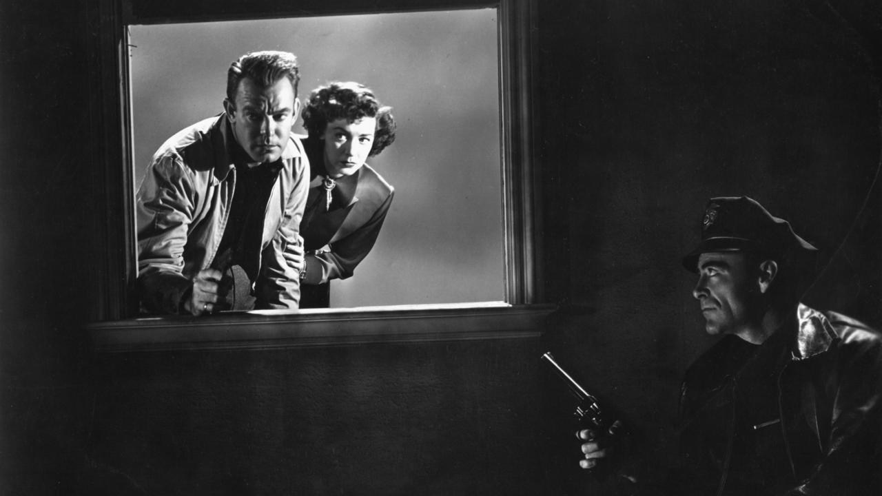 Финал фильма-нуар «Двойная страховка» 1944: смертельно раненный Уолтер Нефф (Фред Макмюррей) записывает признание на диктофон, свет зажигалки Эдварда Дж. Робинсона