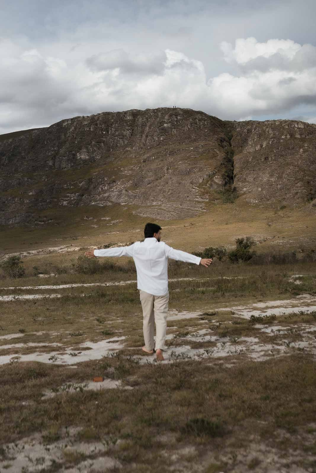 Larissa e Rafael em ensaio pre wedding documental em Lavras Novas, Minas Gerais, ao pôr do sol. Fotografias naturais, leves e espontâneas por Edu e Josi Fotografia, fotógrafos de casamento em Belo Horizonte, Betim e Contagem.