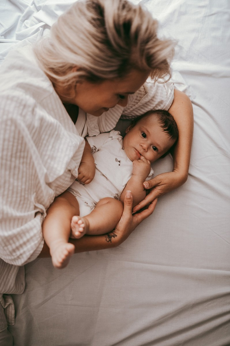 fotografisanje beba kod kuce, porodicno fotografisanje, fotografisanje dece, mama i beba, prve dane sa bebom, kozmetika za bebe, poklon za decu, soba za bebu, decija garderoba, majcinstvo, nega novorodjenceta, priprema za porodjaj, nega beba, dojenje