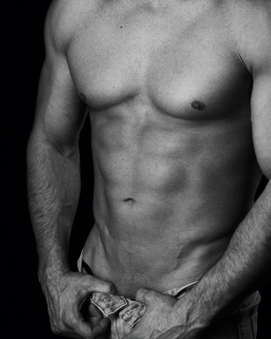 Schwarz-Weiß-Studiofoto – Betonung der körperlichen Fitness und Form