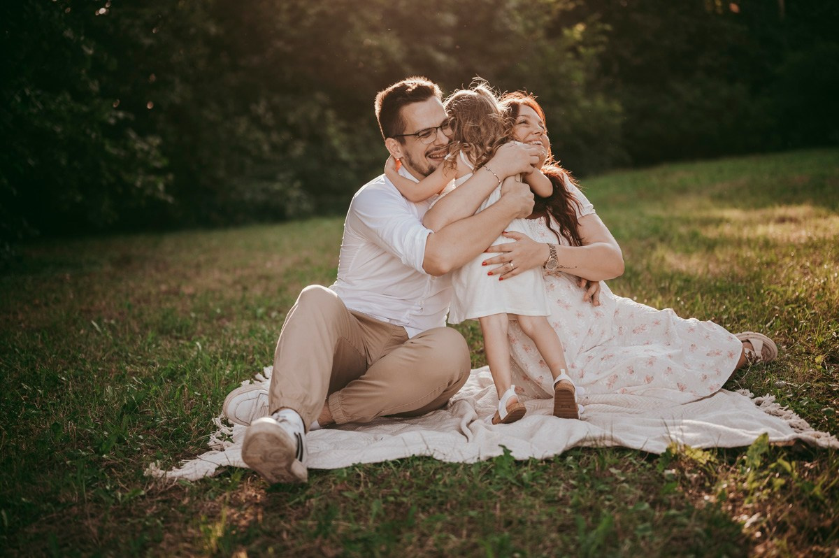 Kristina, Milos i Kalina / porodicno fotografisanje u prirodi. Deciji i porodicni fotograf u Beogradu Oksana Skendzic