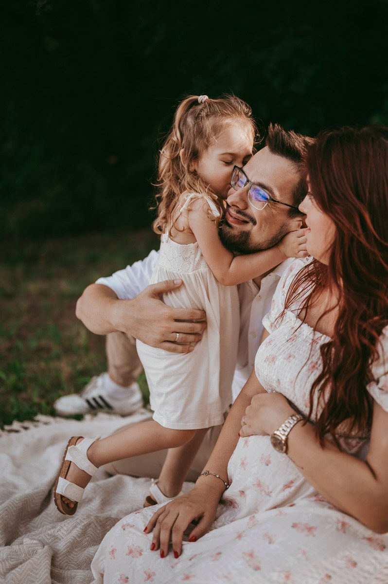 Kristina, Milos i Kalina / porodicno fotografisanje u prirodi. Deciji i porodicni fotograf u Beogradu Oksana Skendzic