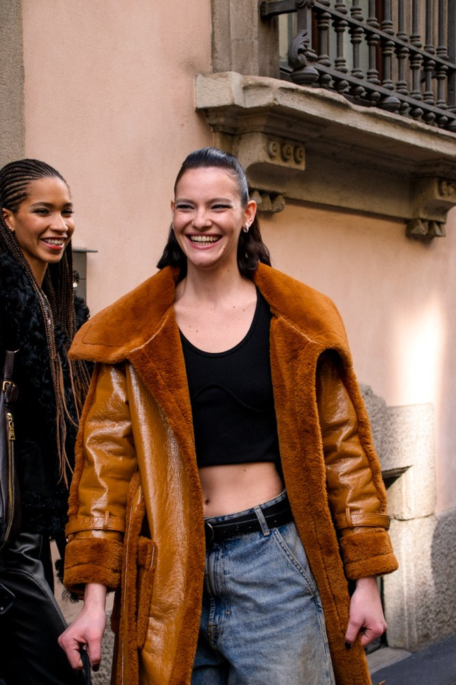 Street style in Milan. Milano Women Fashion Week. Lifestyle photographer Milan.