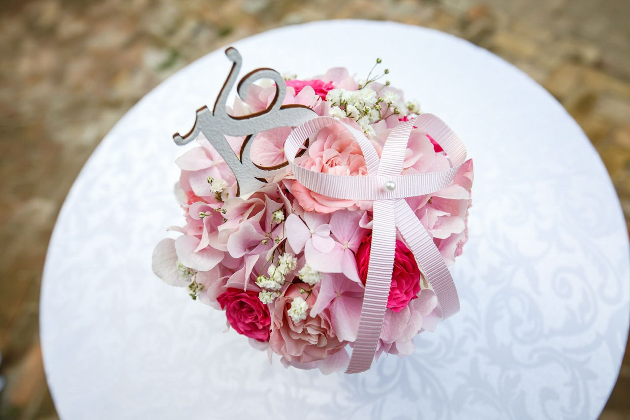 Elegantni cvetni aranžman na proslavi 18. rođendana – sofisticirani detalj dekoracije.