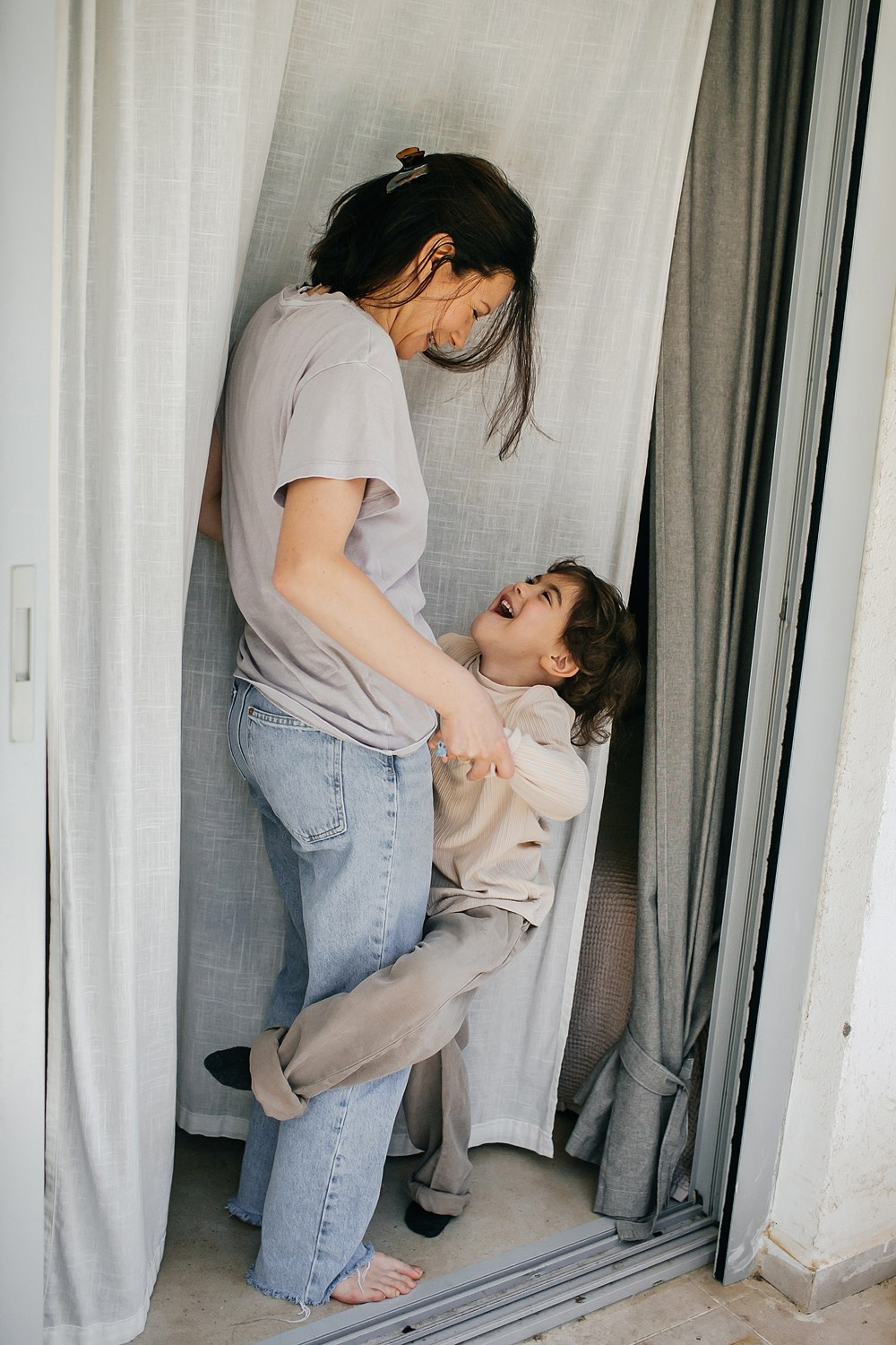 Mom&daughter at home. Family photographer in Israel