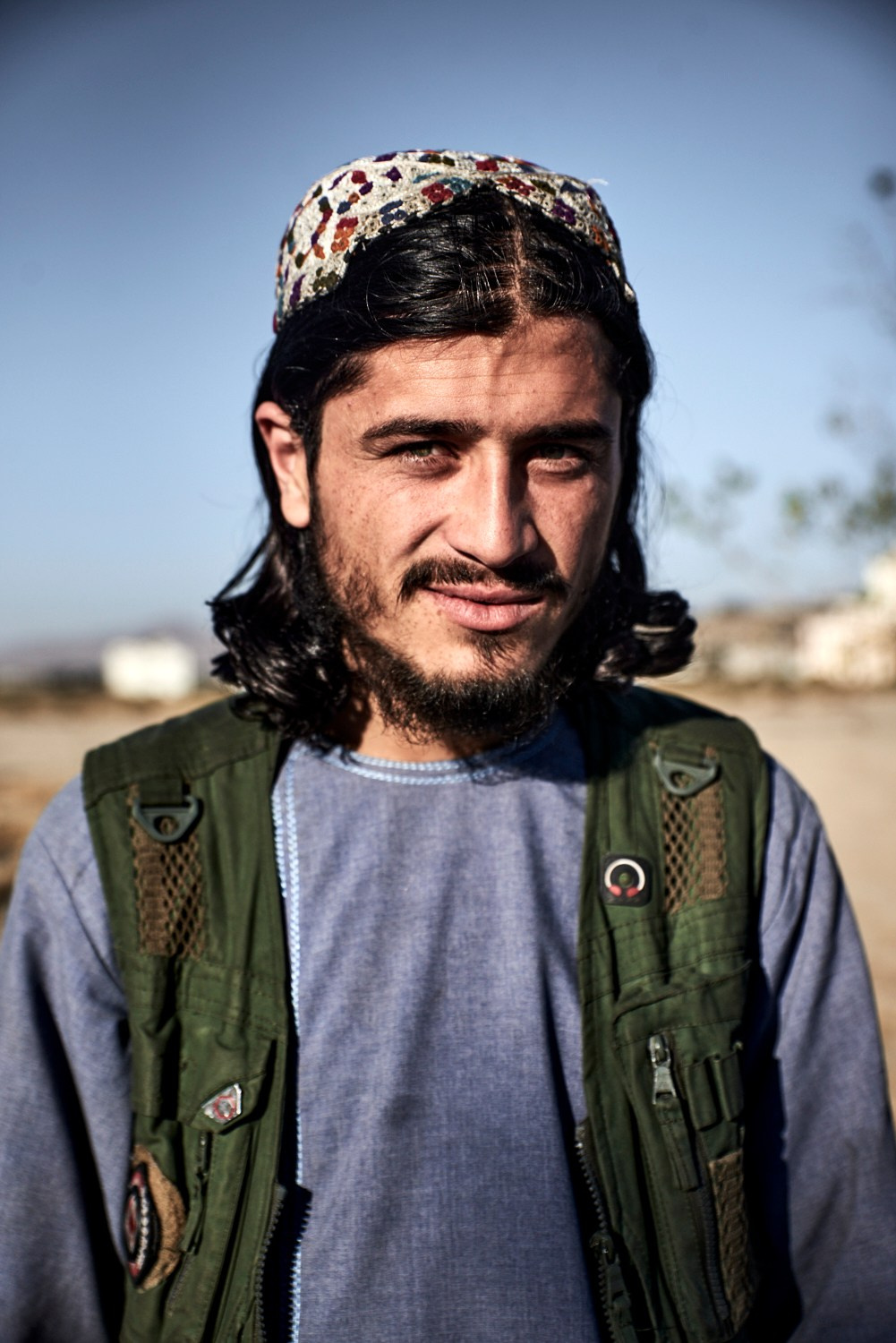 Kaboul, 12 novembre 2021 – Un combattant taliban coiffé d'un couvre-chef pachtoune, dans l'enceinte de la forteresse Bala Hissar. Une grande majorité des talibans sont d'ethnie pachtoune, le peuple fondateur de l'Afghanistan moderne, aujourd'hui réparti entre le sud du pays et le nord-ouest du Pakistan.