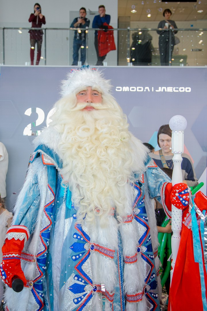 Чудеса на новогодней елке: хоровод игрушек. Репортажная съемка Shanghai Александр Ростов